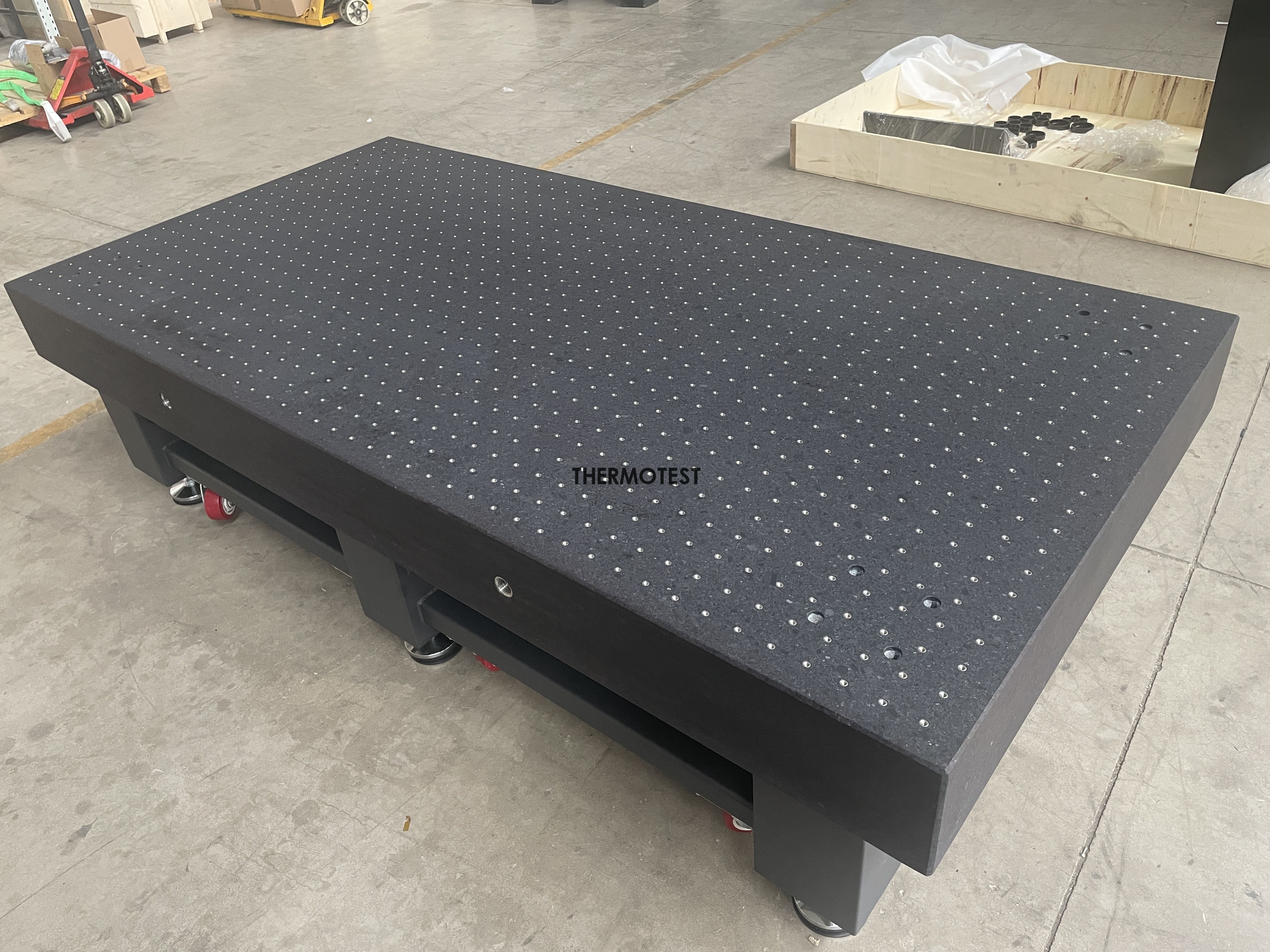 光学平台:精密仪器背后的“定海神针”(图1)